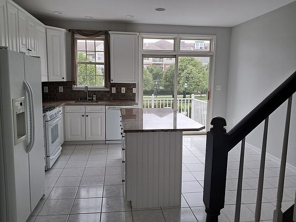 4th image of 411 Newburgh Ct #411