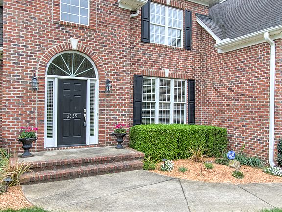 5th image of 2539 N Beech Ln