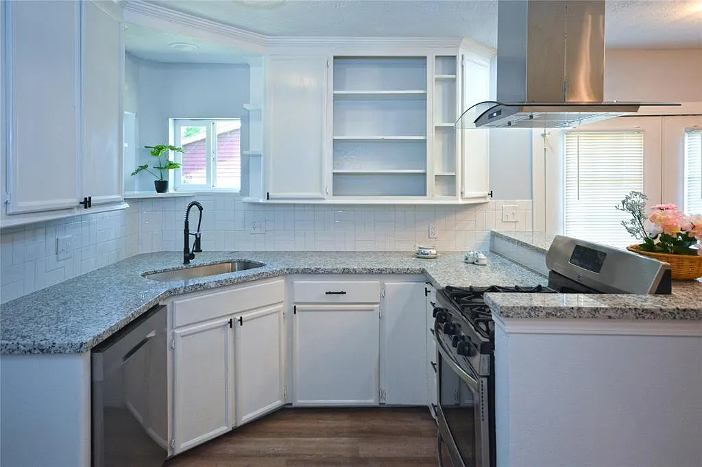 3 bed, 2.0 bath, 1322 sqft, $1,750 — Photo 2