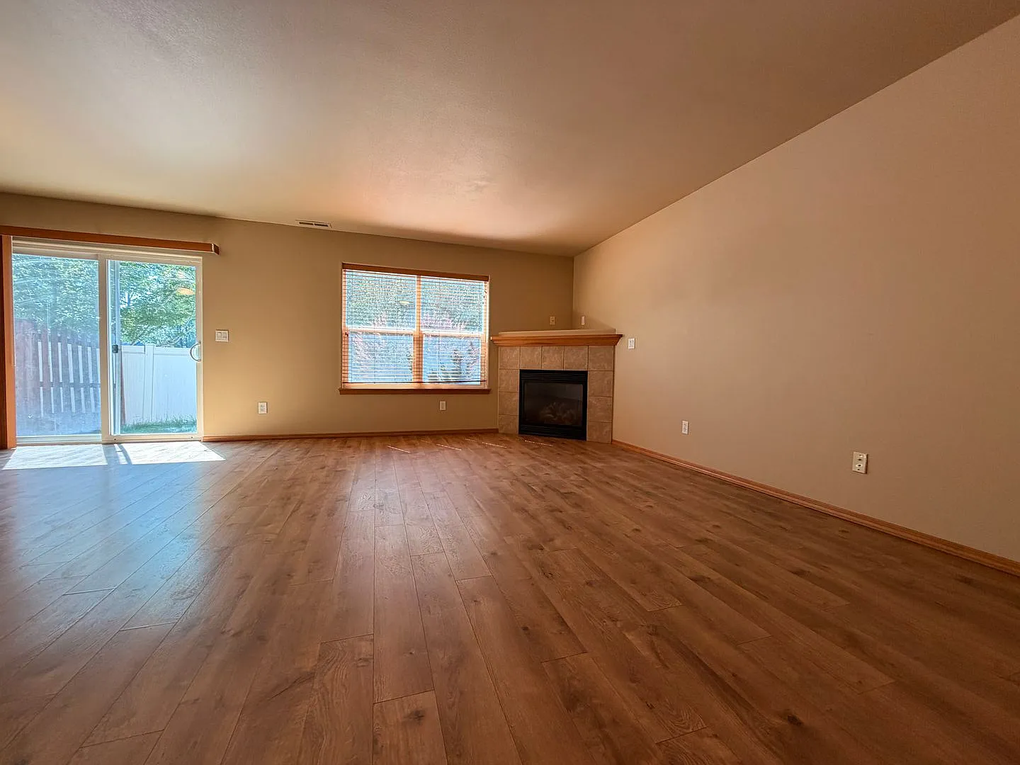 Spacious Redmond Townhome W/Dbl Car Garage & Ac! — Photo 4