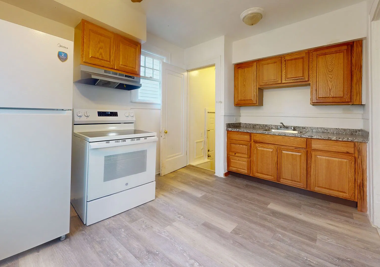 Charming 2-Bedroom Home for Lease in Pontiac — Photo 2