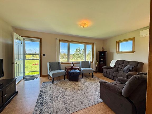5th image of 413 Balaklava Rd E