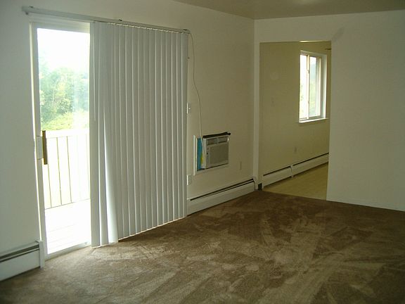 Large Living Room w/ Balcony