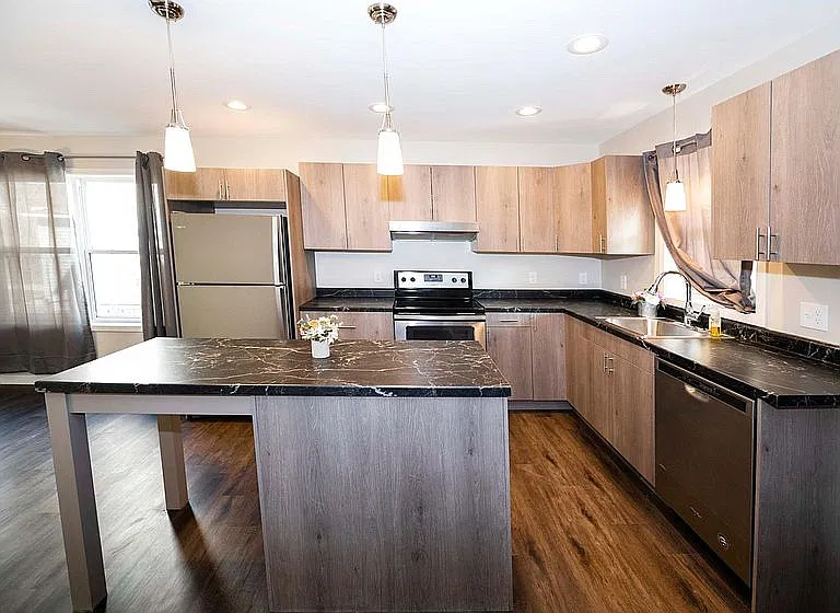 3006 Russell Ave N — Photo 2