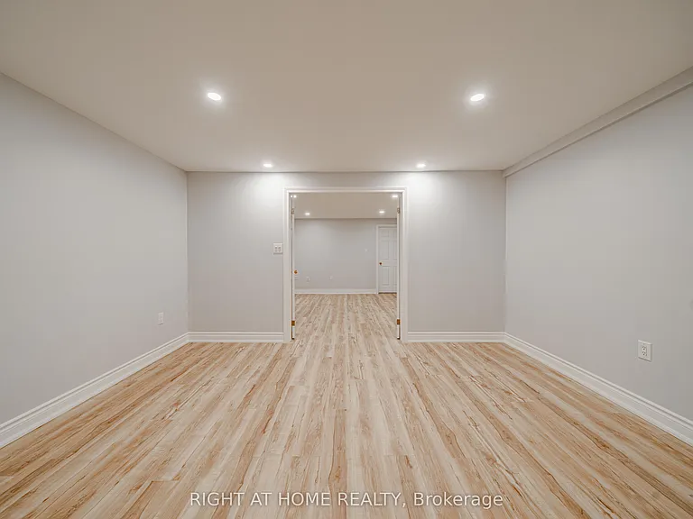 3 Glenayr Rd #LOWER — Photo 35