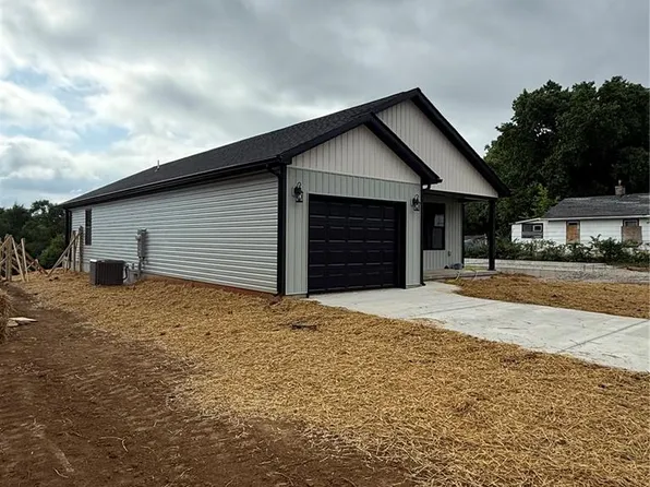 711 8th St, Park Hills, MO 63601