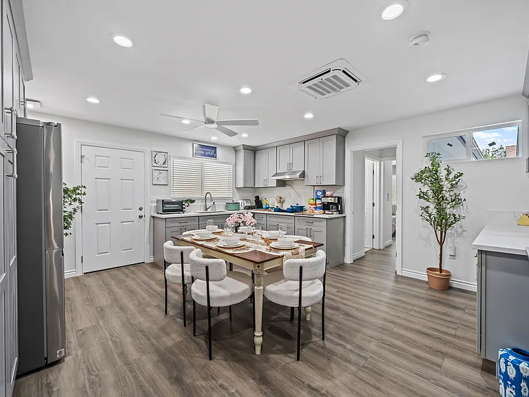 Enjoy good food and great company at this comfy dining table