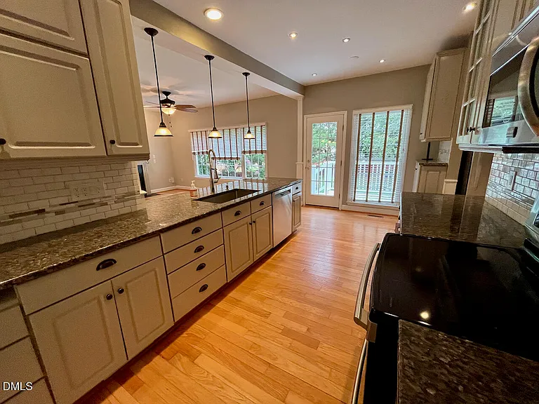 18 Garden Hills Ct — Photo 9