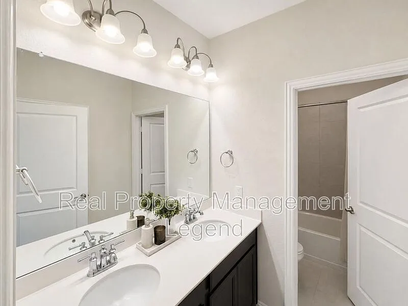 3 bed, 2.0 bath, 2154 sqft, $2,400 — Photo 3
