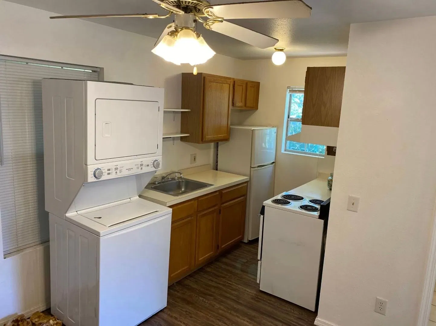 2nd Floor Unit, 1 Bedroom, 1 Full Bathroom - Within walking distance of University of Arkansas, W... — Photo 2