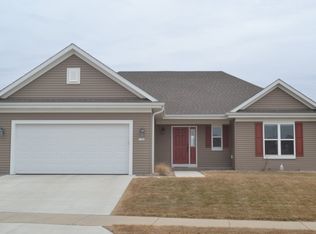 1560 Whitewater Dr, West Bend, WI 53095