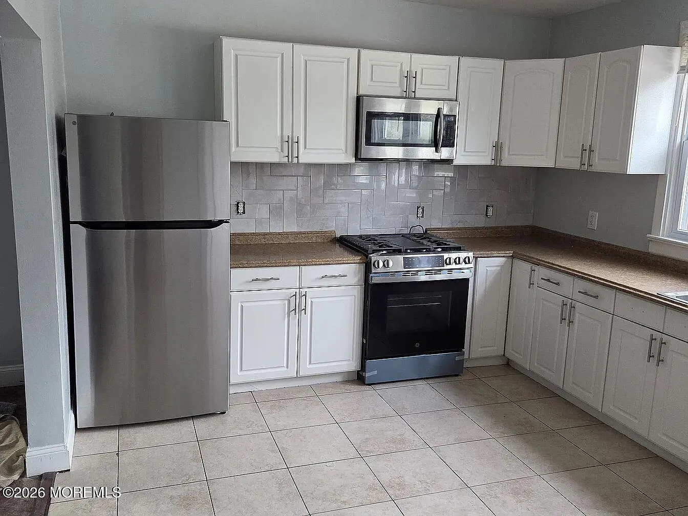 4 bed, 1.5 bath, 1960 sqft, $2,100 — Photo 3