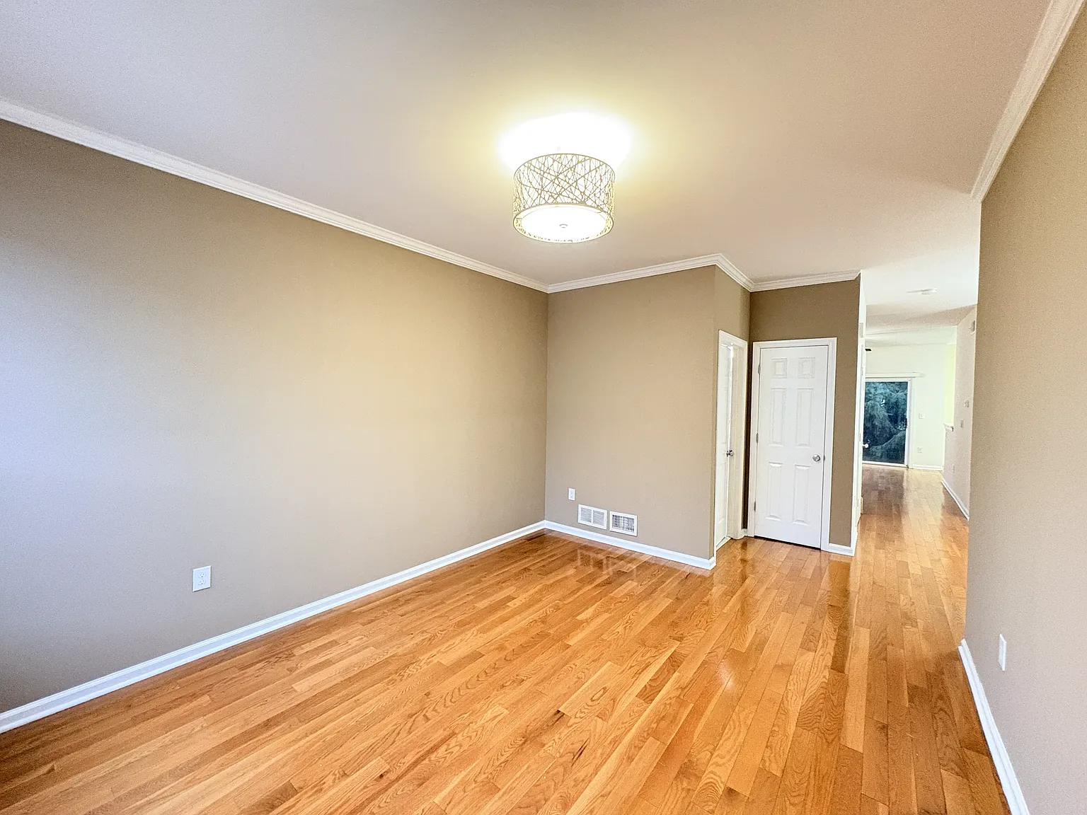 3 bed, 2.5 bath, 1834 sqft, $3,500 — Photo 3