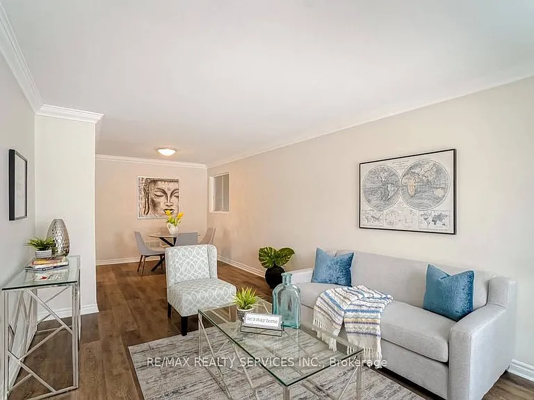 70 Montjoy Cres — Photo 3