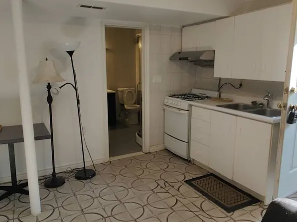 3 Charlton Blvd, Toronto, ON M2M 1C1