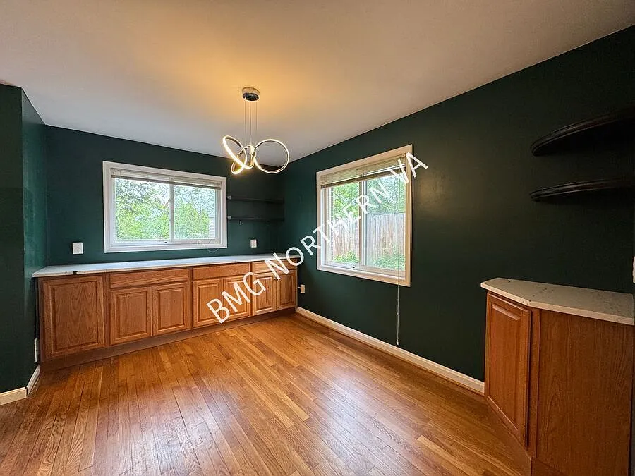 Spacious 3 Bed 2 Bath Semi-Detached Brick Home With Large Yard In Cameron Heights — Photo 4