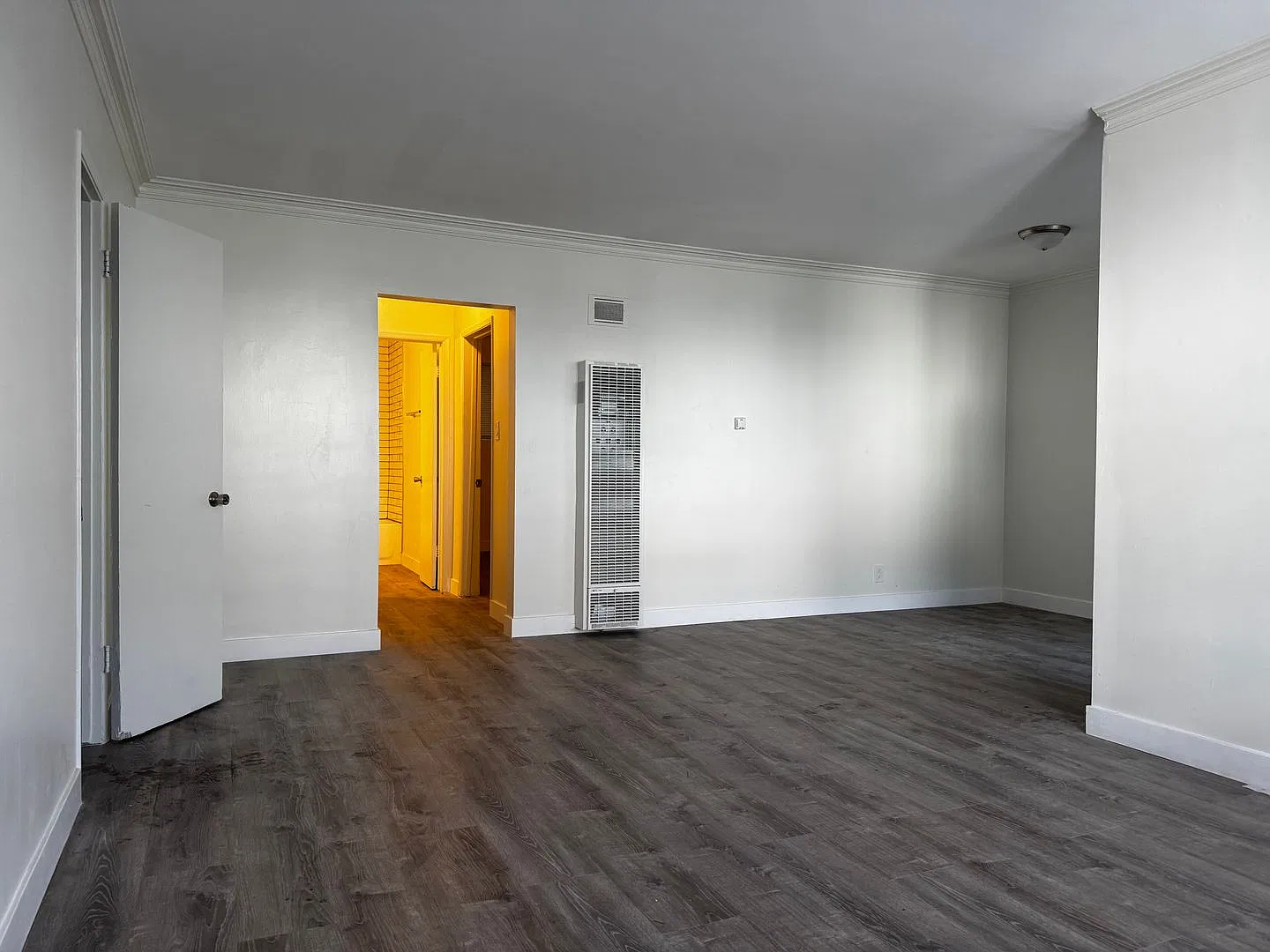 815 S Wilton Pl — Photo 2