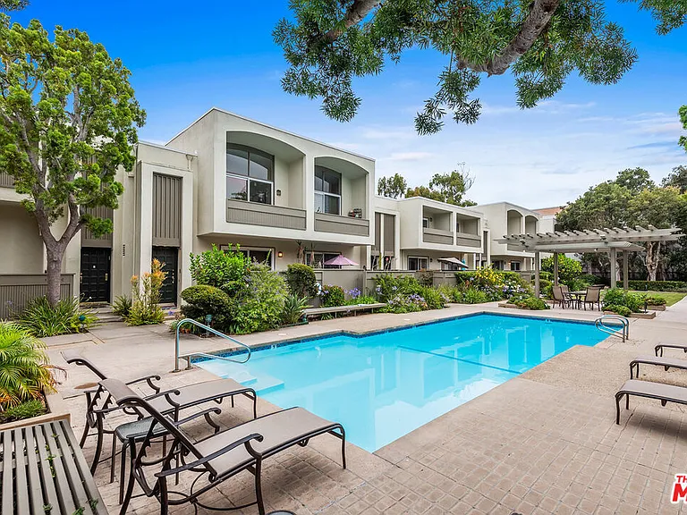 13236 Fiji Way #F — Photo 2