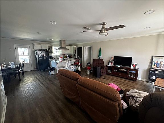 3rd image of 1810 Roscommon Dr