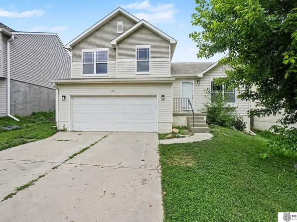 8742 Read St, Omaha, NE 68122