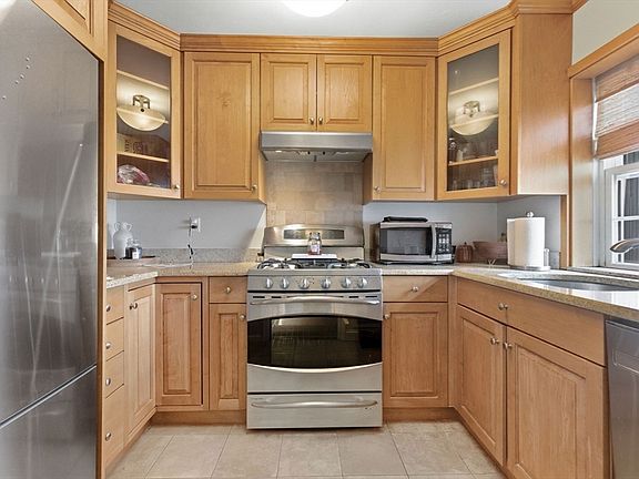4th image of 9 Lennon Ct APT 13
