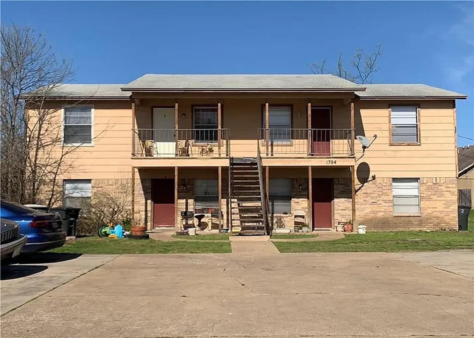 1902 Cedarhill Apartments — Photo 1