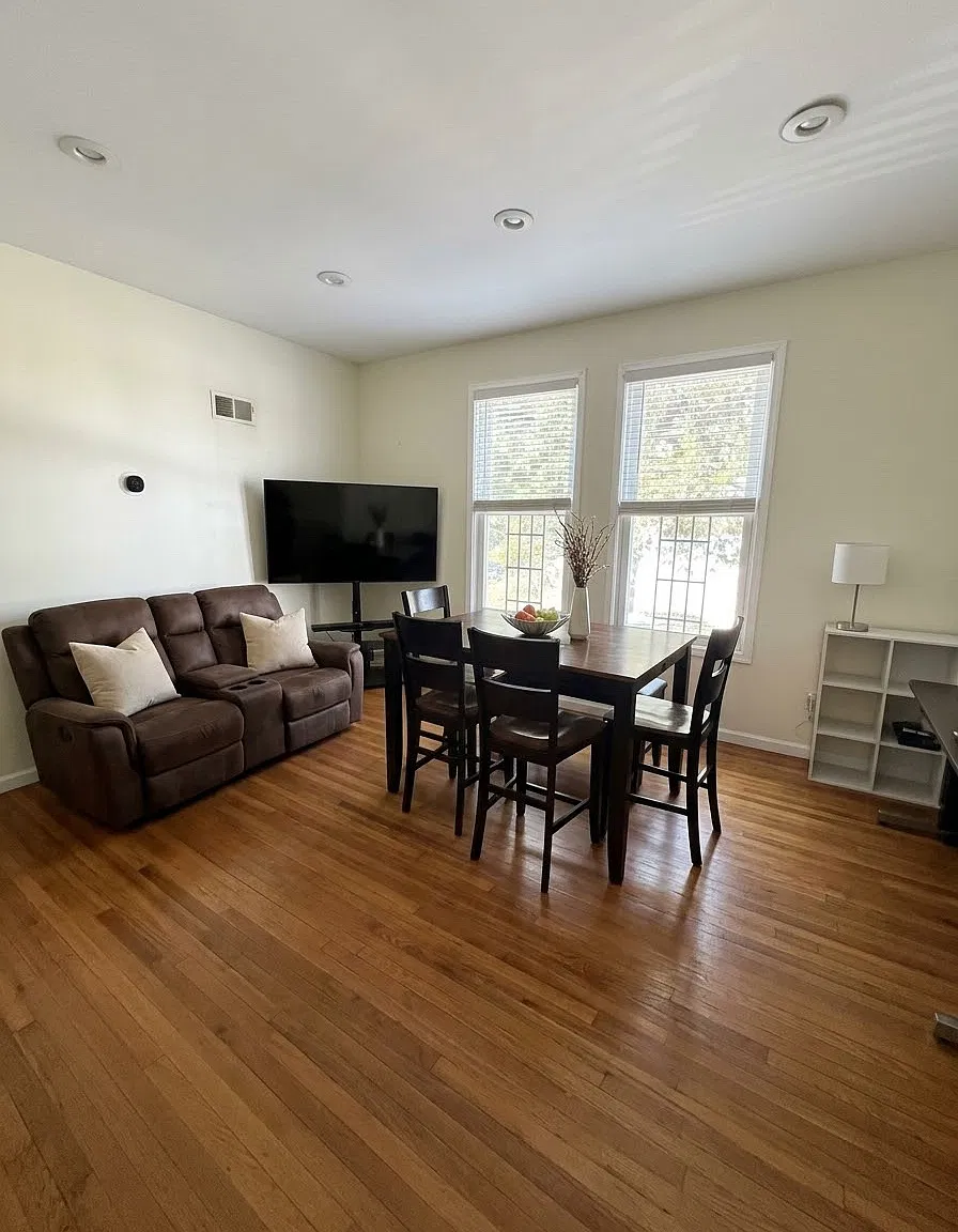 3 bed, 1000 sqft, $2,350 — Photo 2