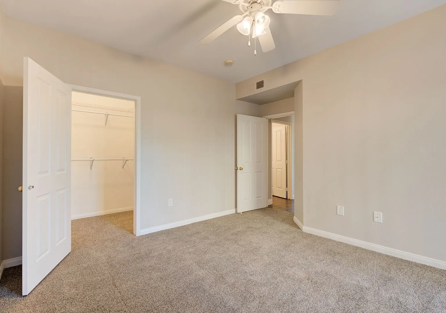 Cozy 1 bedroom condo in Seven Hills! — Photo 3