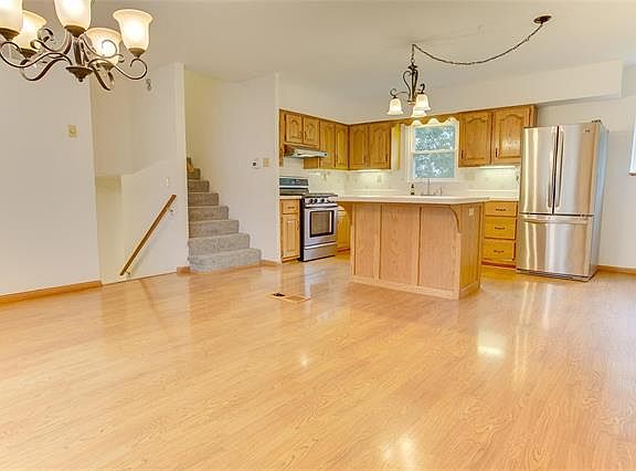 3rd image of 57 Pearl Dr