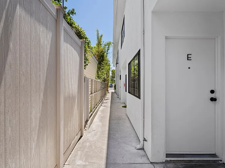 E Avenue - Coronado — Photo 58