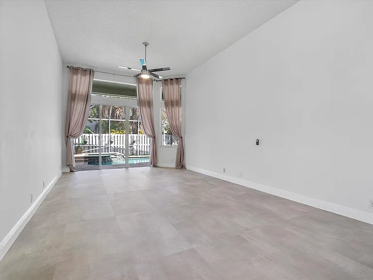 970 Greenwood Rd — Photo 32