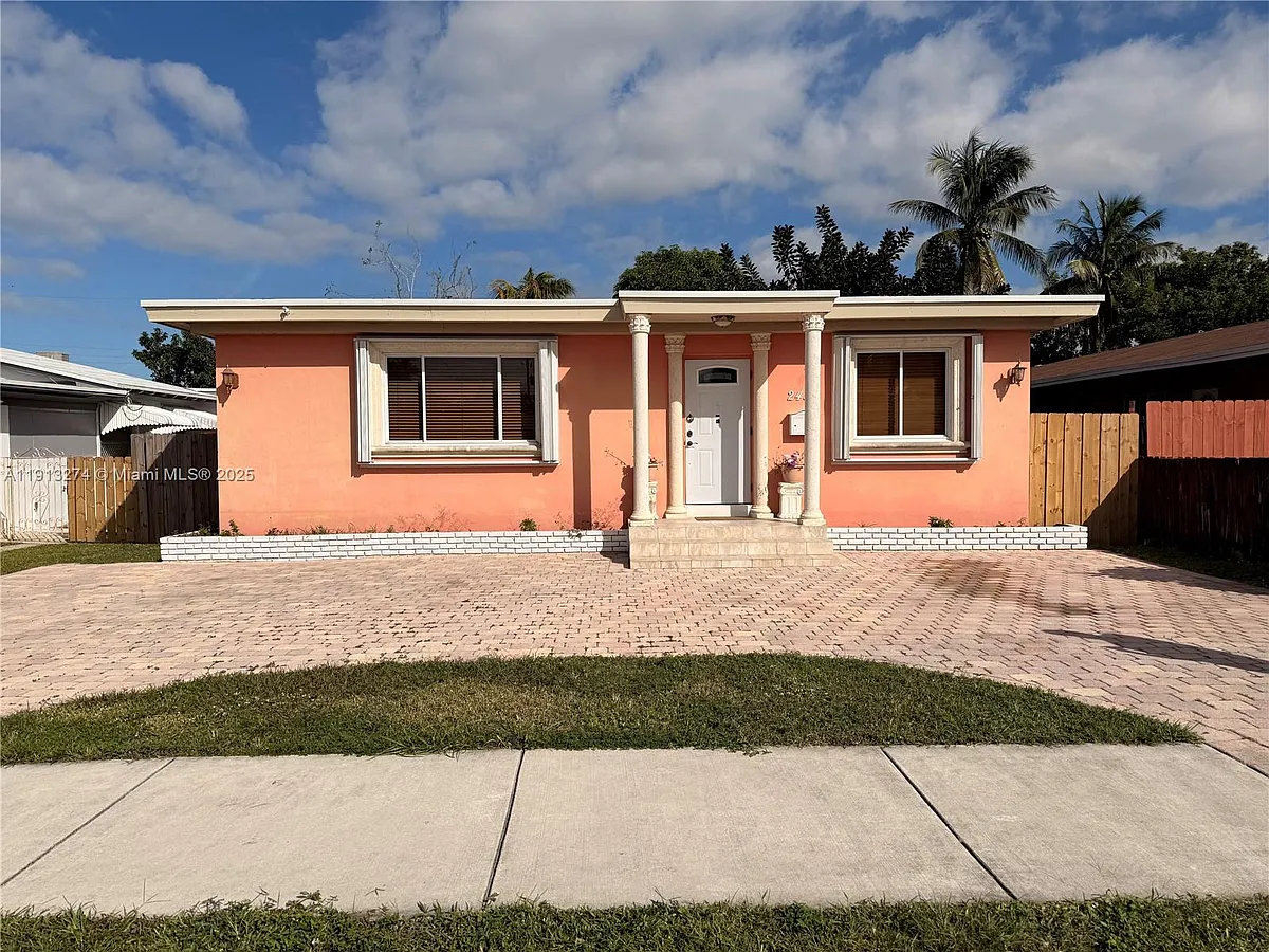 Photo 2 of 25 - 2435 Wilson St - Hollywood, FL Building Photo - 2435 Wilson St