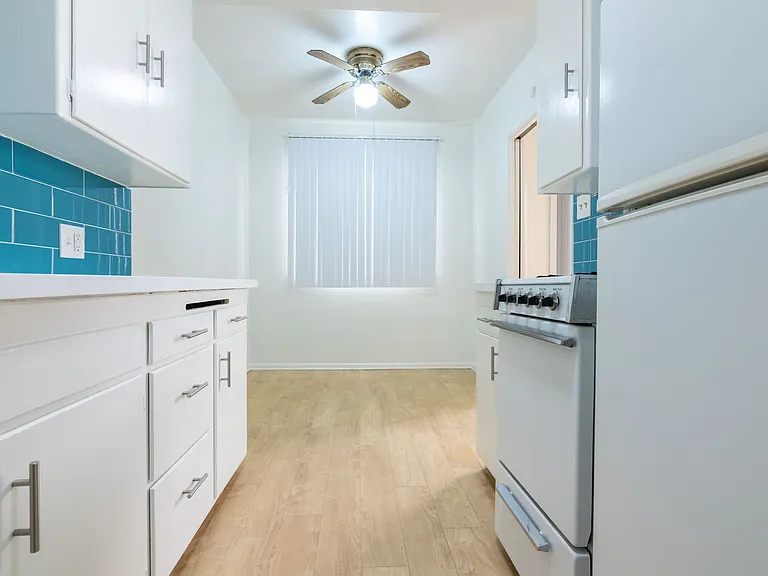 Gayley Manor Apartments — Photo 36