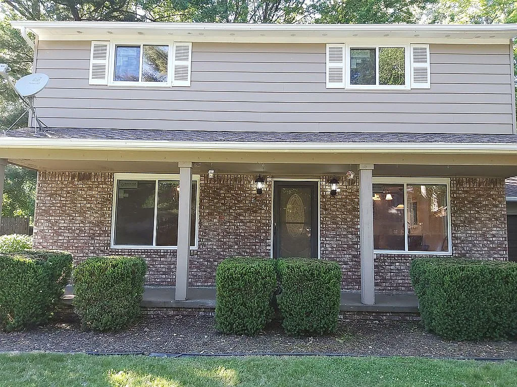 815 Townsend Cres W photo 1