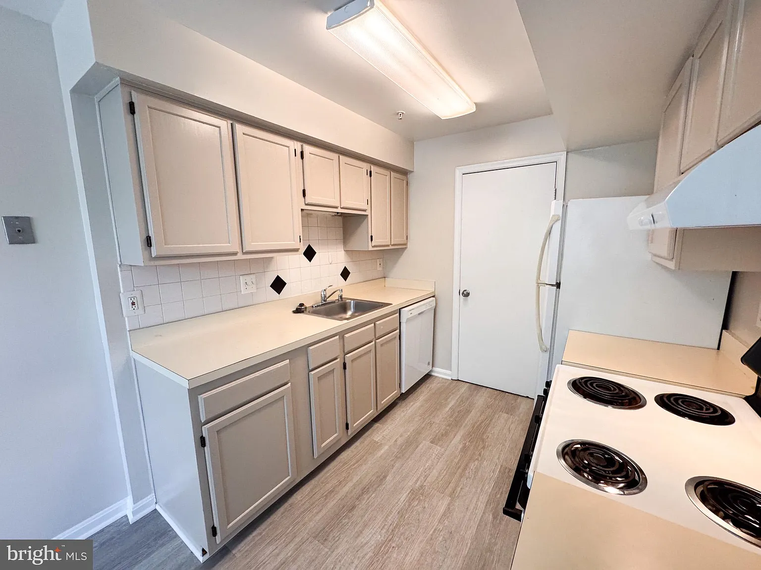 3 bed, 2.0 bath, 1043 sqft, $2,095 — Photo 4