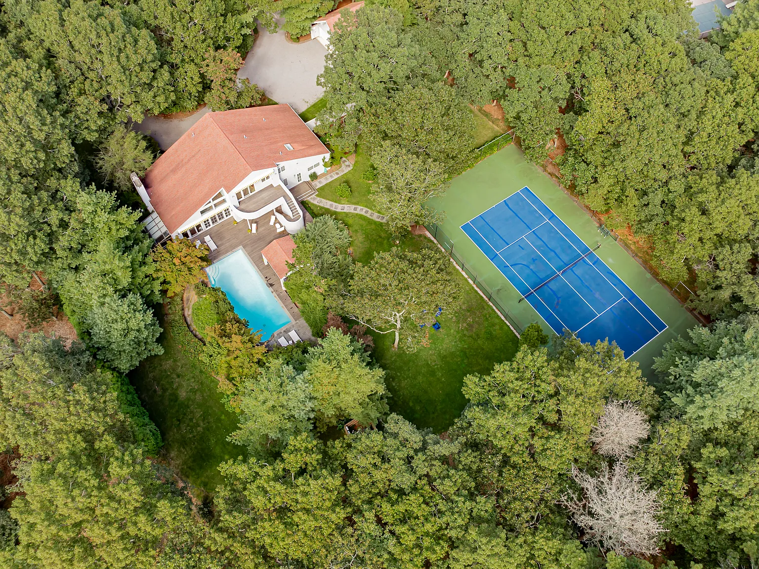 Stylish Contemporary with Pool & Tennis — Photo 2