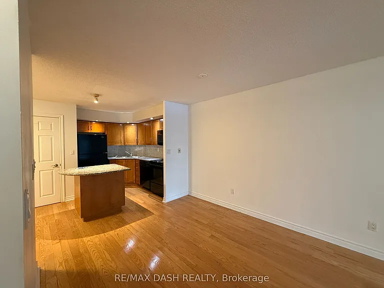 270 Wellington St W #802 — Photo 17