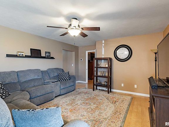 3rd image of 324 N Broadway