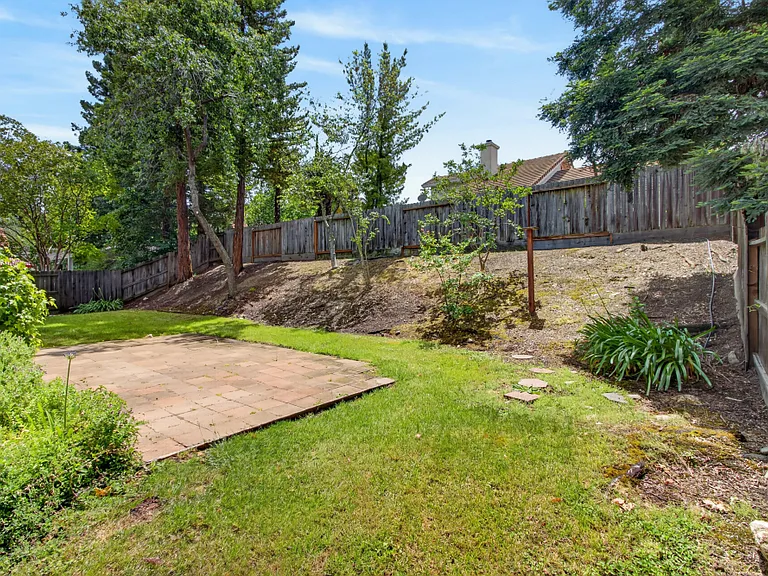 104 Flindell Way — Photo 30