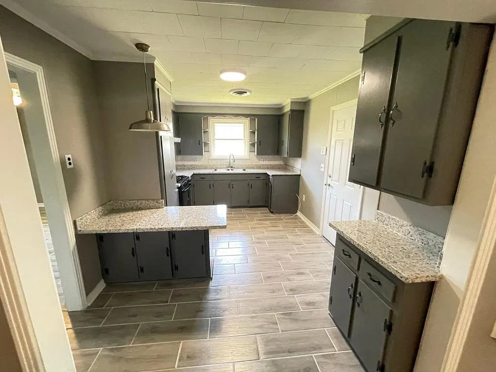 110 N Carter St — Photo 3