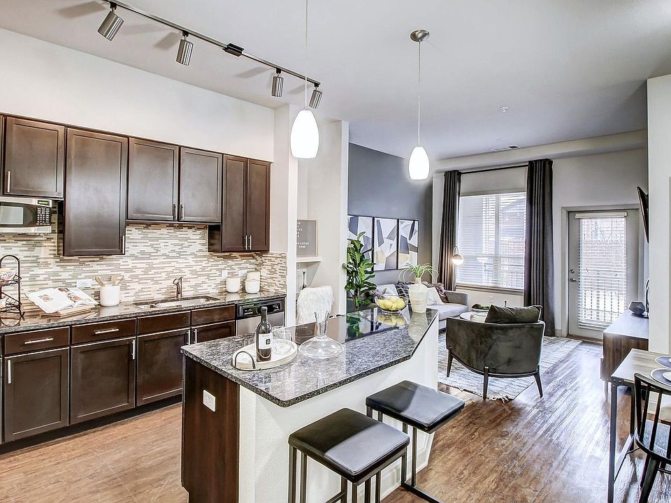 1st image of 70 W Byers Pl