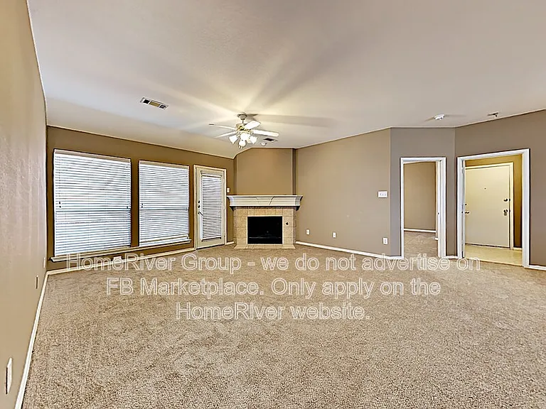 2405 N Brook Dr — Photo 2