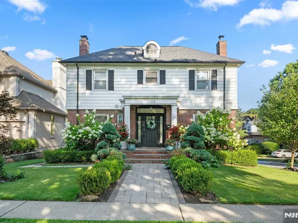 1124 Abbott Blvd, Fort Lee, NJ 07024
