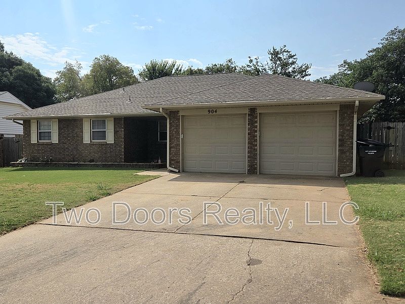1st image of 904 E Hills Dr