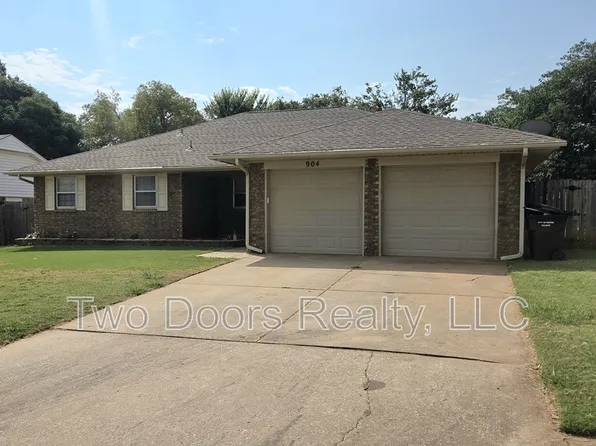 904 E Hills Dr, Moore, OK 73160