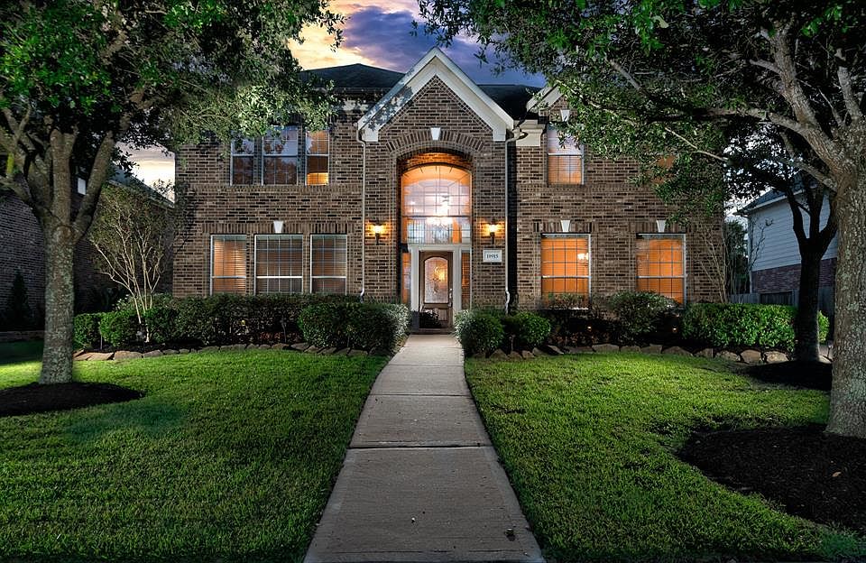 Gorgeous Gleannloch Farms home located on a cul-de-sac street in the popular Dove Manor section.