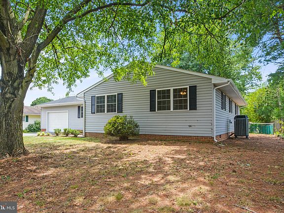 5th image of 3911 Blake Dr