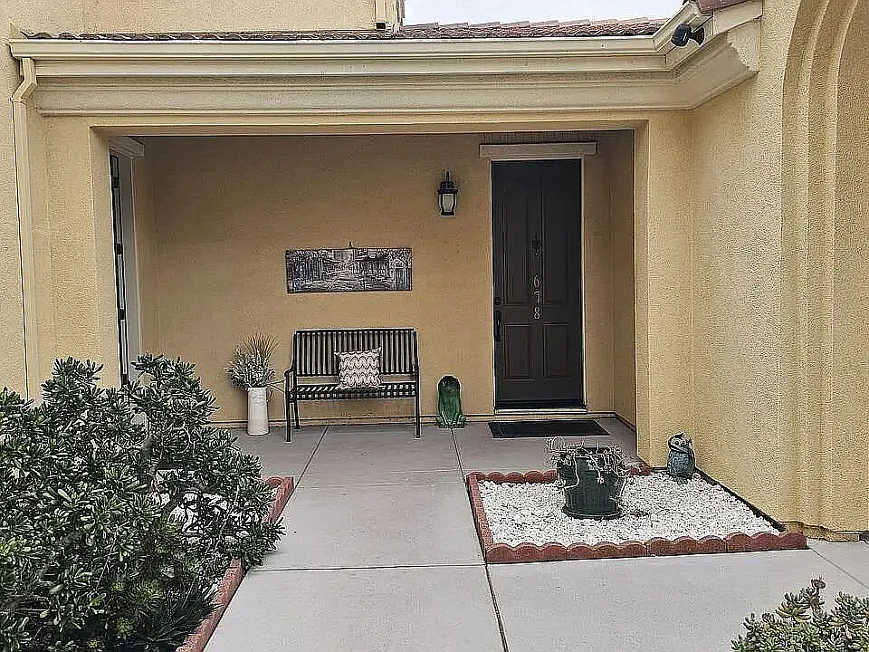 678 W Jardin Ter