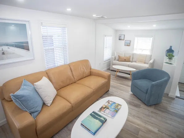 28 Crest St, Middletown, RI 02842