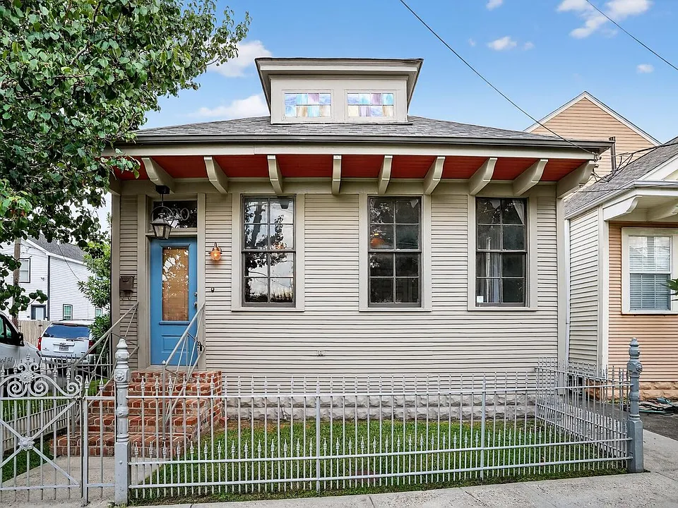 300 Lowerline St